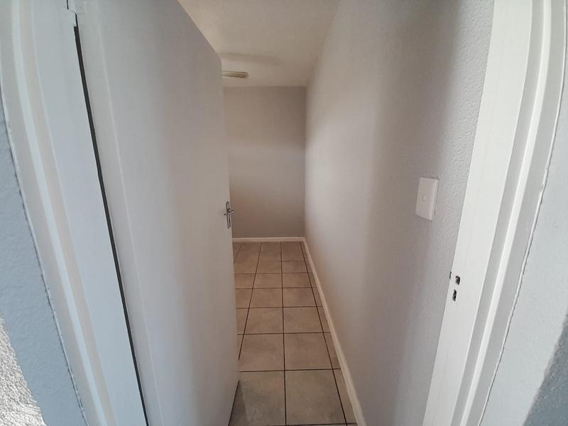 To Let 1 Bedroom Property for Rent in Loevenstein Western Cape